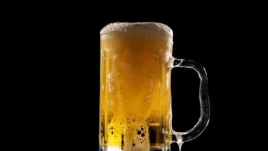 Una cerveza sin alcohol en un vaso con hielo