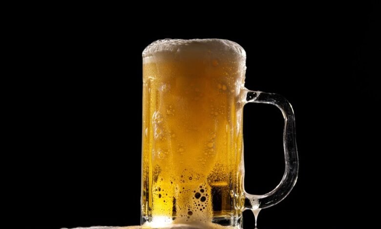 Una cerveza sin alcohol en un vaso con hielo