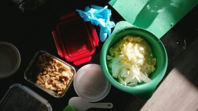 Imagen de una nevera con comida fresca y una termómetro que muestra una temperatura segura.