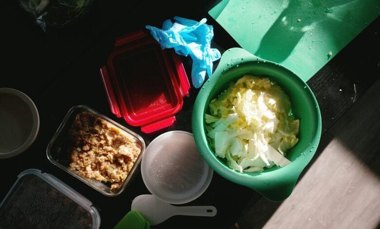 Imagen de una nevera con comida fresca y una termómetro que muestra una temperatura segura.