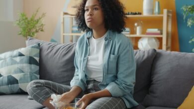 Una persona sentada en un sofá con una televisión en frente