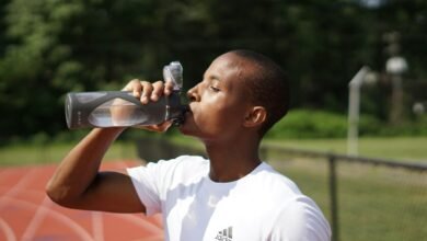 Una persona bebiendo agua fría