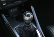 Una persona conduciendo un coche con cambio manual