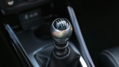 Una persona conduciendo un coche con cambio manual