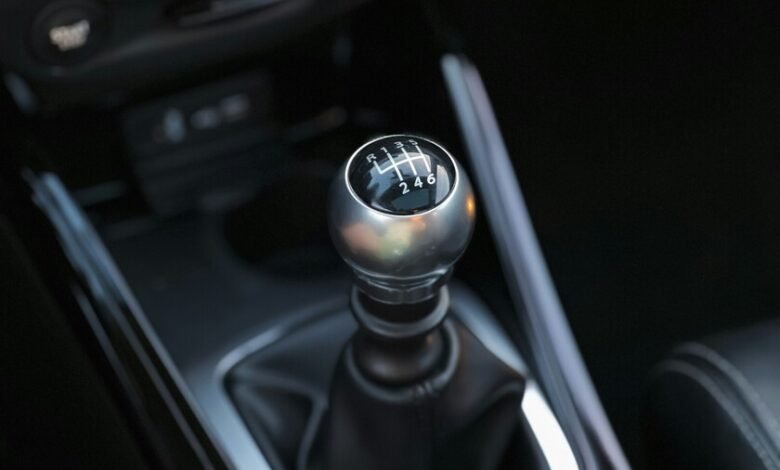 Una persona conduciendo un coche con cambio manual