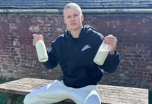 Una botella de leche cruda en una granja