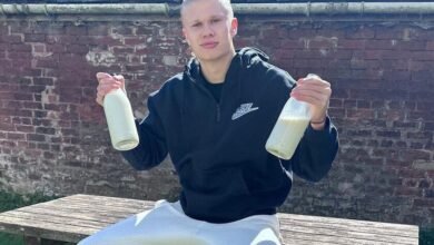 Una botella de leche cruda en una granja