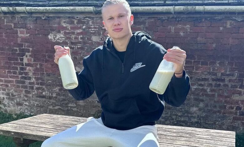 Una botella de leche cruda en una granja