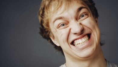 Ilustración de una persona sonriendo mientras ve a otra persona fallar