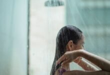 Persona bajo la ducha con agua caliente