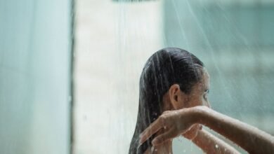 Persona bajo la ducha con agua caliente