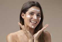 Crema solar aplicada en la mano