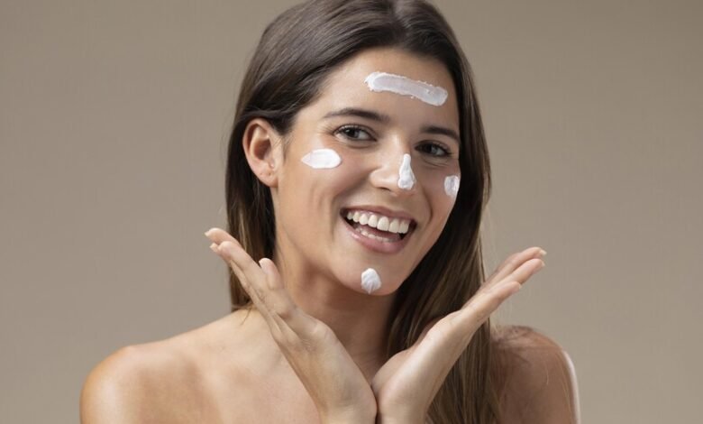 Crema solar aplicada en la mano