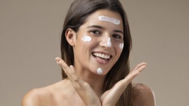 Persona aplicando crema solar en la cara