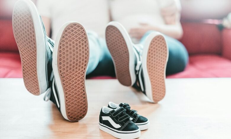 Niño poniéndose un zapato que le queda grande