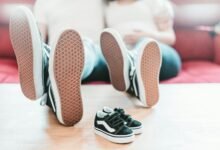 Niño probando zapatos