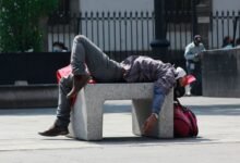 Persona desmayada en la calle debido al calor