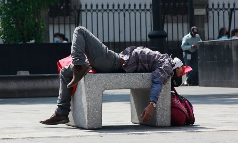 Persona desmayada en la calle debido al calor