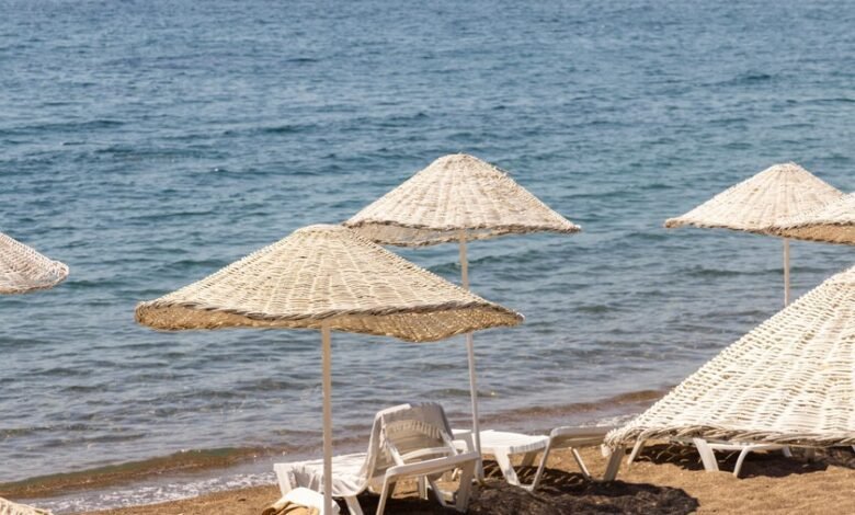 Sombrilla de playa en la arena