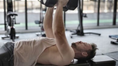 Persona mayor haciendo ejercicio de fuerza en un gimnasio