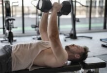 Persona mayor haciendo ejercicios de musculación