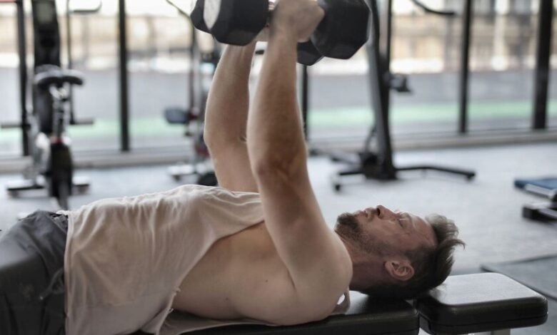 Persona mayor haciendo ejercicios de musculación