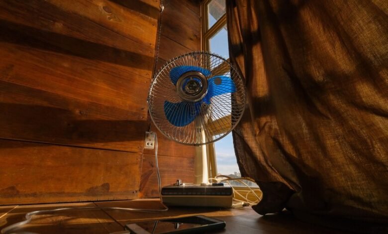 Ventilador funcionando en una habitación caliente