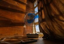 Una persona frente a un ventilador en un día caluroso