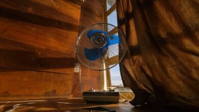 Una persona frente a un ventilador en un día caluroso