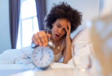 Persona durmiendo en una habitación calurosa