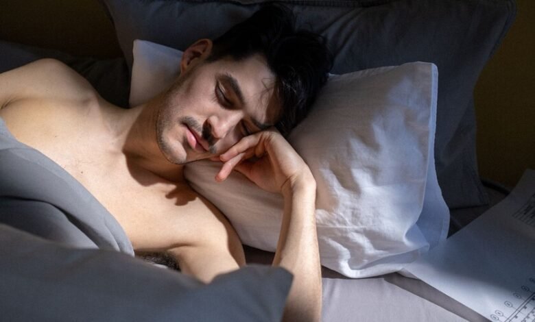 Persona durmiendo con un termómetro en el fondo