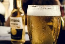 Una cerveza fría en la playa puede ser tentadora, pero es importante conocer los riesgos para la salud.