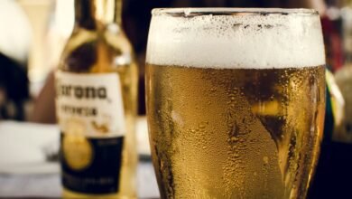 Una cerveza fría en la playa puede ser tentadora, pero es importante conocer los riesgos para la salud.