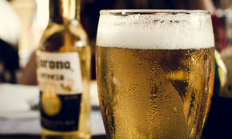 Una cerveza fría en la playa puede ser tentadora, pero es importante conocer los riesgos para la salud.