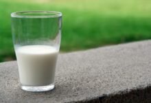 Una persona bebiendo un vaso de leche