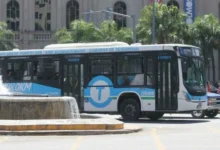 Imagen de un boleto de transporte urbano con un aumento de precio