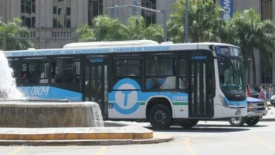 Imagen de un boleto de transporte urbano con un aumento de precio