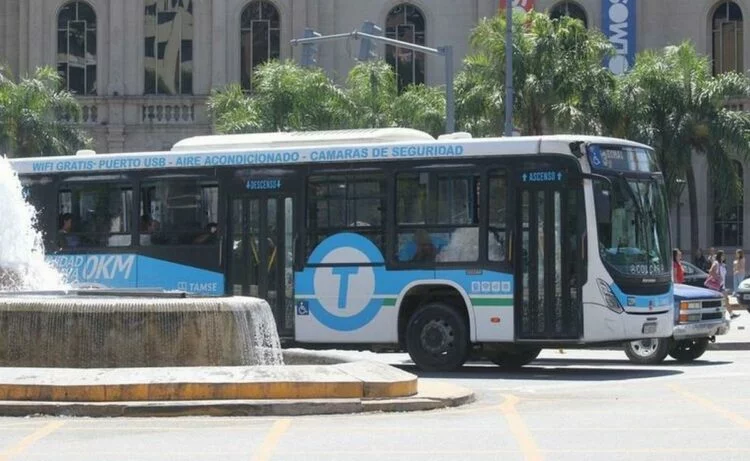 Imagen de un boleto de transporte urbano con un aumento de precio