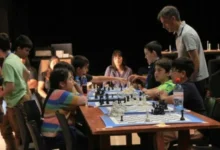 Niños y adultos jugando ajedrez en el Parque de la Biodiversidad