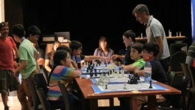Niños y adultos jugando ajedrez en el Parque de la Biodiversidad