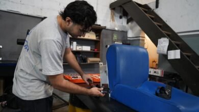 Imagen de una persona trabajando en un escritorio con una laptop y papeles