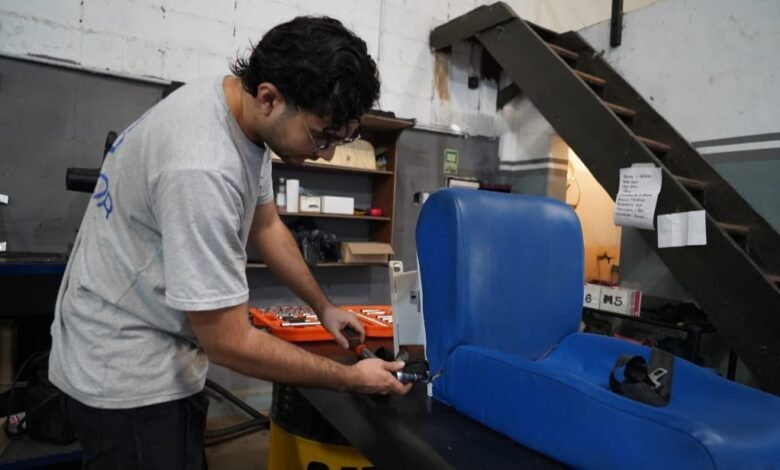 Imagen de una persona trabajando en un escritorio con una laptop y papeles