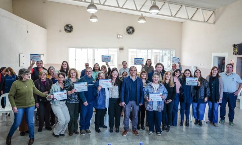Entrega de aportes económicos a instituciones en Chucul y Las Acequias
