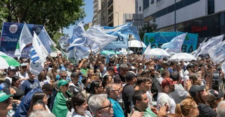 Gremios estatales protestan en Córdoba