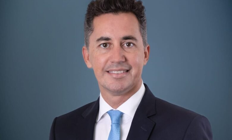 Foto del gobernador Martín Llaryora anunciando los cambios en el gabinete