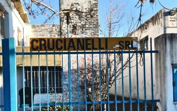 Imagen de la autopartista Crucianelli cerrada