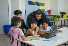 Niños y niñas construyendo robots en un taller de robótica