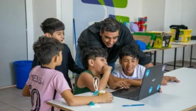 Niños y niñas construyendo robots en un taller de robótica