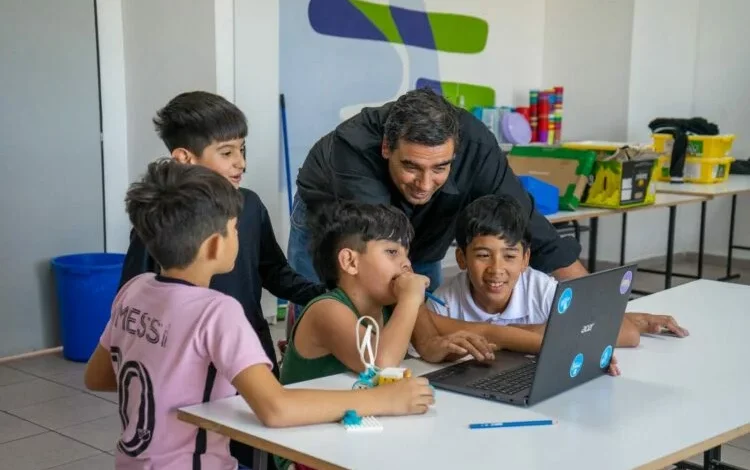 Niños y niñas construyendo robots en un taller de robótica