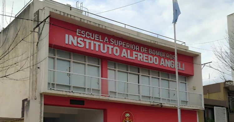 Brigadistas de rescate preparándose para viajar a Venezuela